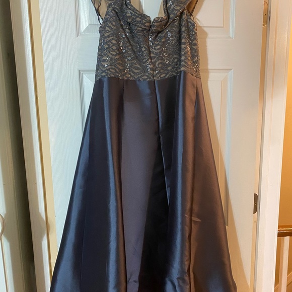 High/low-off the shoulder-lace top/satin bottom Dress - Picture 4 of 7